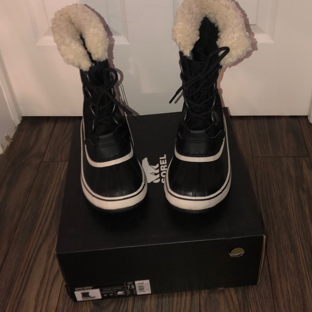 Sorel NWT winter carnival boots